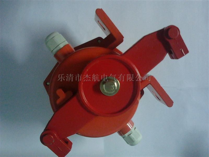 LXA-02GKH-T2-F，雙向拉繩開關，拉繩開關用于帶式輸送機發生事故時，能緊急停止輸送機的一種開關，當發生緊急事故或需要檢修而停機時，可于沿線任意位置拉動鋼絲繩，使輸送機停機。拉繩開關防護等級可達IP67,采用進口微動開關， “微動開關”達到100萬次，采用國際領先的國際結構避免了開關動作時傳動軸直接摩擦殼體或軸套，造成間隙增大，造成密封不嚴或卡死的情況，大幅延長拉繩開關使用壽命;傳動軸采不繡鋼材質強度高，表面光滑;殼體表面精工烤漆，不易脫落無異味;操作桿精鑄成型，避免焊接，內置銅質襯套，整體光潔強度高等等。雙向拉繩開關具有壽命長、靈活實用、安全可靠、檢修方便等特點。當維修人員沒有撒離或存在其它異常情況時，只要將雙向拉繩開關開關鎖定停機位置，就不用擔心膠帶機被誤啟動，維修人員的安全就有了保障。雙向拉繩開關表面經特殊處理后可用于酸、碘、鹽區域，鍍鎳表面用于強腐蝕區域。，安全開關