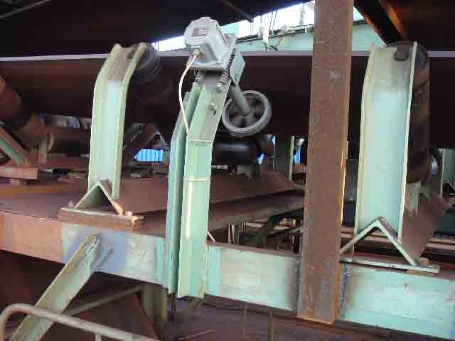 BH-PDDW-DHKG打滑開(kāi)關(guān)，打滑開(kāi)關(guān)是一種經(jīng)濟(jì)、可靠性強(qiáng)、對(duì)軸轉(zhuǎn)速及其他旋轉(zhuǎn)裝置簡(jiǎn)單通用的監(jiān)測(cè)裝置，當(dāng)檢測(cè)到目前轉(zhuǎn)速信號(hào)低于或高于正常轉(zhuǎn)速范圍，開(kāi)關(guān)輸出一組開(kāi)關(guān)信號(hào)，以供報(bào)警或停機(jī)。打滑開(kāi)關(guān)無(wú)運(yùn)動(dòng)部件、無(wú)磨損、安全壽命長(zhǎng)，一體化結(jié)構(gòu)，集中的控制裝置，設(shè)定或故障檢修簡(jiǎn)單。外殼彩用防水防塵的設(shè)計(jì)兩螺固定殼體，可直接安裝在惡劣環(huán)境中使用。面板操作說(shuō)明打滑開(kāi)關(guān)是氣動(dòng)元件、礦用電器、接近開(kāi)關(guān)、光電開(kāi)關(guān)、霍爾傳感器、磁性開(kāi)關(guān)、速度傳感器、齒輪傳感器、兩級(jí)跑偏開(kāi)關(guān)、雙向拉繩開(kāi)關(guān)、打滑開(kāi)關(guān)、皮帶打滑檢測(cè)裝置、料位監(jiān)測(cè)器、速度檢測(cè)器、打滑開(kāi)關(guān)、堆煤開(kāi)關(guān)、煤流開(kāi)關(guān)、傾斜開(kāi)關(guān)、撕裂開(kāi)關(guān)、皮帶輸送裝置控制柜、聲光報(bào)警器等工控電器，集開(kāi)發(fā)、制造、銷(xiāo)售與一體。，IP67防打滑保護(hù)裝置