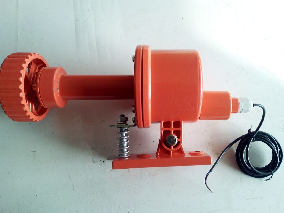 GYDH-II,YHSJ-II-速度打滑，打滑，產品名稱：打滑檢測器，打滑開關，皮帶機專用打滑開關，輸送帶速度檢測器可用于DH02E-1-WW輸送皮帶運行速度的監測，當被監測的運輸皮帶的運行速度低于預先設定值時，它能發出報警或停機信號，可有效地避免事故的發生和擴大。打滑開關可應用于冶金、煤炭、礦山、水泥、電力、糧食等行業的皮帶運輸機中，是物料輸送系統中實現自動控制所不可缺少的監控裝置。，打滑開關_打滑檢測器生產廠家