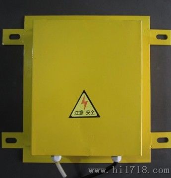 溜槽堵塞開關(guān)XLDS-Y，溜槽堵塞保護(hù)裝置工作原理，溜槽堵塞保護(hù)裝置采用門式結(jié)構(gòu)，彈簧復(fù)位，安裝在溜槽側(cè)壁上。當(dāng)物料在溜槽中造成堵塞時(shí)堆積的物料必定給溜槽側(cè)壁一個(gè)壓力，從而將本裝置的活動(dòng)門向內(nèi)推移。當(dāng)活動(dòng)門偏轉(zhuǎn)角度大于受控角度時(shí)，其控制開關(guān)動(dòng)作，從而發(fā)出報(bào)警或停機(jī)信號。如將其接至振動(dòng)器控制線路上，可實(shí)現(xiàn)輕度堵塞時(shí)不停機(jī)自動(dòng)振打功能。堵塞故障排除后，活動(dòng)門自動(dòng)復(fù)位。，溜槽堵塞保護(hù)裝置